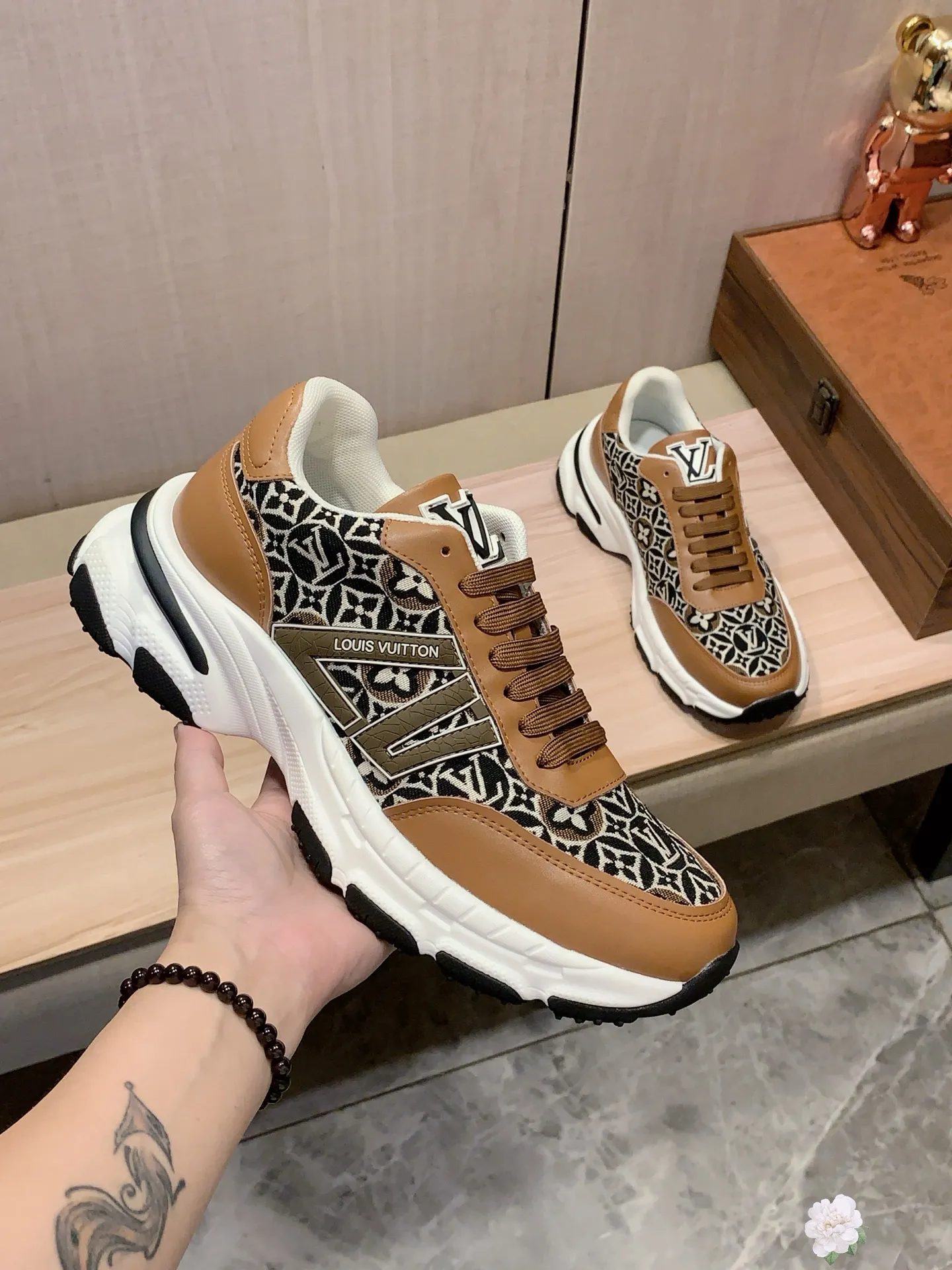 Men's Men's Shoes 💰460💰💰🎩🎩[Lightning][Lightning] "Lv*" The latest and most popular casual shoes, top brands [Seduce] Luxury ~ Purchasing Agency, Top ~ Quality. [Strong] The upper is made of imported breathable cowhide with material ➕ breathable sheepskin feet (•) and fine workmanship. The original stylish and stylish soft rubber wear-resistant and non-slip outsole is light and comfortable on the feet. The real thing looks better when photographed in person. 111: code: 38-44, 3️⃣ colors selected